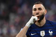 L'attaquant Karim Benzema célèbre son but avec l'équipe de France contre le Danemark à Saint-Denis, le 3 juin 2022