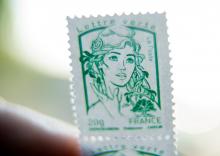 Les courriers acheminés avec un timbre vert, le plus utilisé pour les envois du quotidien, seront distribués en trois jours au lieu de deux aujourd'hui