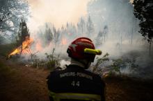 Un pompier face aux incendies en Gironde