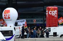 Des employés de l'aéroport Roissy-Charles-de-Gaulle manifestent à l'extérieur d'un terminal lors d'un mouvement de grève, le 1er juillet 2022 au nord de Paris