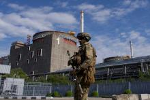 Un militaire russe patrouille sur le territoire de la centrale nucléaire de Zaporijjia à Energodar, le 1er mai 2022. 