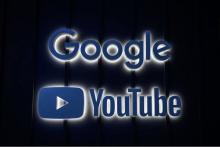 les logos de Google et YouTube sur leur stand avant la réunion annuelle du Forum économique mondial à Davos le 22 mai 2022