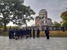 Lycéens japonais devant le dôme iconique d'Hiroshima