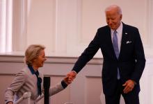 New York, États-Unis, 21/09/22 - Ursula von der Leyen et Joe Biden mains dans la main lors d'une conférence du Fonds mondial
