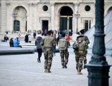 Militaires devant le Louvre