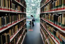 Dans la bibliothèque de l'université Paris-Saclay à Saclay dans l'Essonne, le 17 septembre 2021