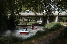 Le canal de la Robine, dans lequel la station d'épuration de Narbonne rejette les eaux traitées, dans le sud de la France, le 18 août 2022