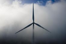 Une éolienne émerge des nuages à Cuxac d'Aude, dans l'Aude, le 16 avril 2022