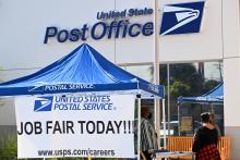 Un salon de l'emploi organisé les services postaux américains, le 18 juillet 2022 à Inglewood, en…