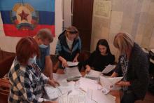 Dépouillement des bulletins de vote après un référendum d'annexion organisé par la Russie, le 27