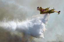 Un canadair intervient près de Gignac, en Gironde, pour lutter contre les incendies, le 25 juillet