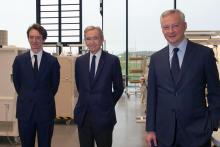 Bernard Arnault entouré de son fils Frédéric et du ministre des Finances Bruno Le Maire, lors de l