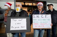 Des voyageurs protestent à Brest contre la grève à la SNCF qui les prive de leurs petits-enfants