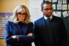 Brigitte Macron et le ministre de l'Éducation Pap Ndiaye visitent dans une école primaire à Paris le