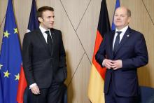 Le président français Emmanuel Macron et le chancelier allemand Olaf Scholz (D), le 6 décembre 2022,