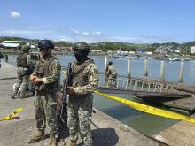 Photo diffusée par l'armée équatorienne de membres de la marine surveillant un port de pêche