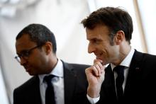 Le ministre de l'Education Pap Ndiaye (G) et le président français Emmanuel Macron (D), le 28