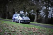 Une Renault Twingo, transformée en voiture électrique par la start-up Lormauto, roule sur une route