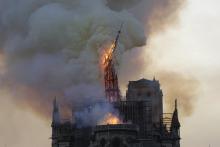 Le flèche de Notre-Dame de Paris s'effondre le 15 avril 2019 lors du gigantesque incendie qui ravage