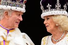 Le roi Charles III et la reine consort Camilla sur le balcon du palais de Buckhingham après leur