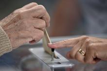 Dans un bureau de vote de Martres-Tolosane en Haute-Garonne, lors du second tour des élections régionales le 27 juin 2021